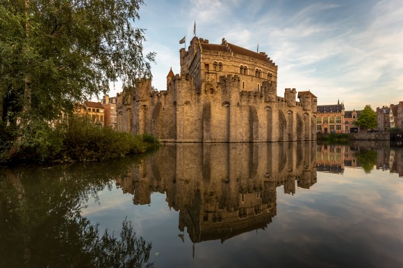 25890_gravensteen_bij_zonsondergang_vanuit_de_sint-widostraat